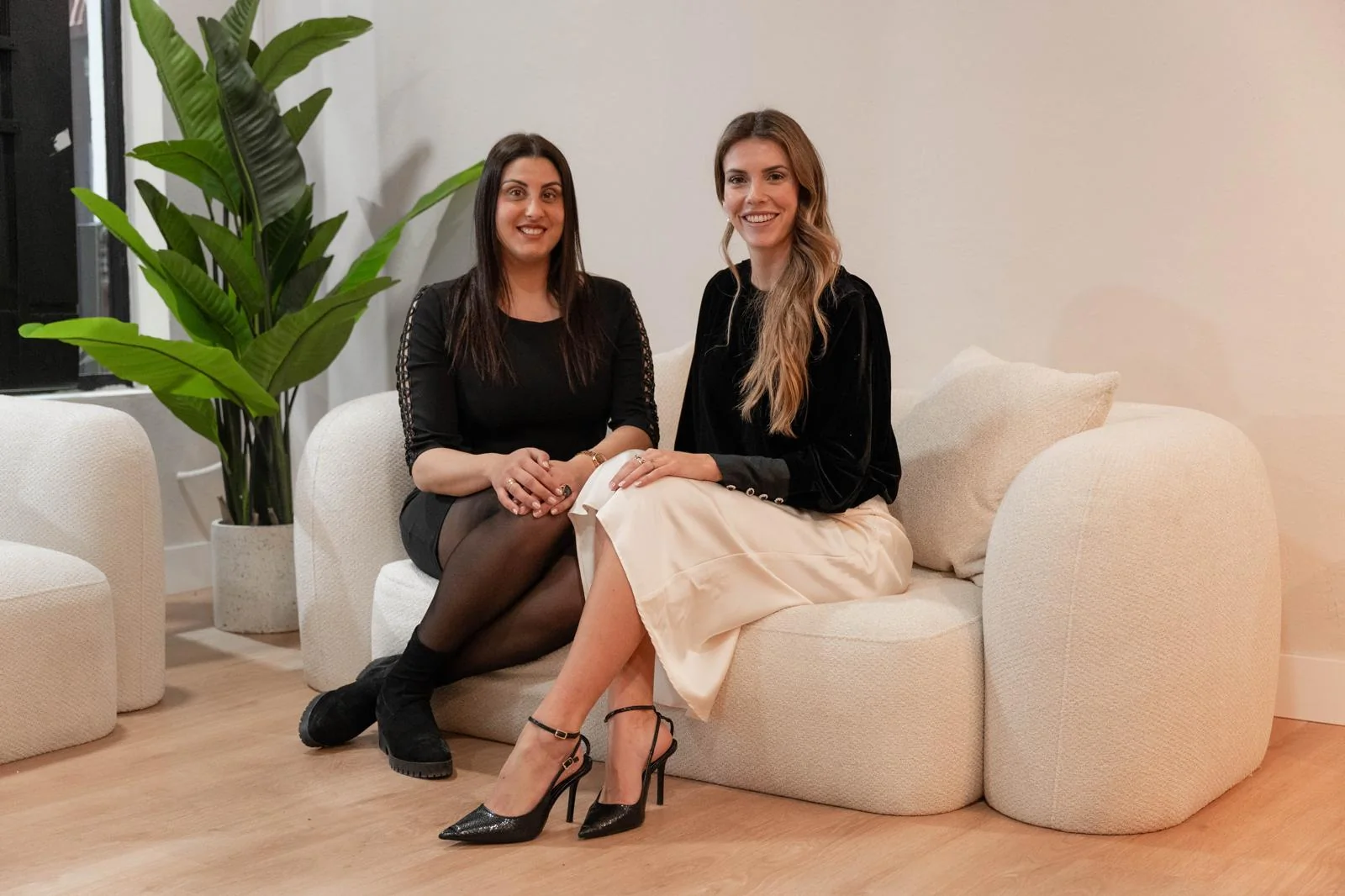 Demi Gallardo en Ángela, het team van Holanducía Real Estate