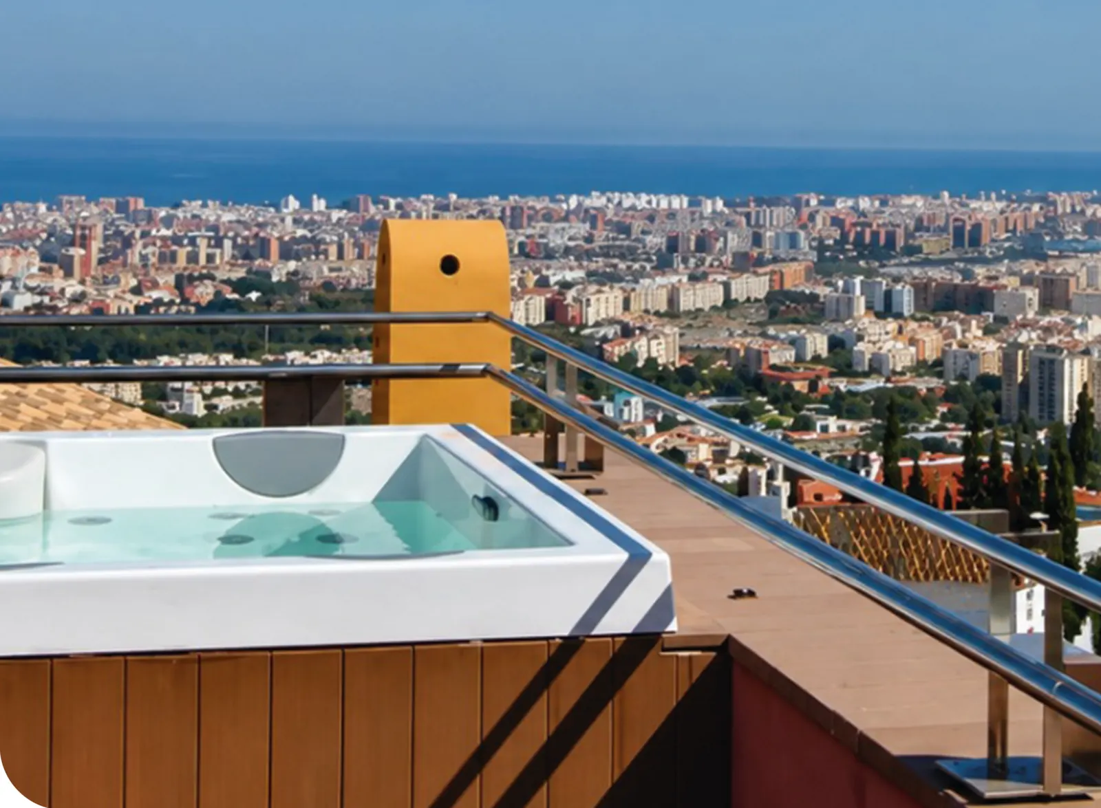 Terras met jacuzzi en uitzicht op Torremolinos en de zee