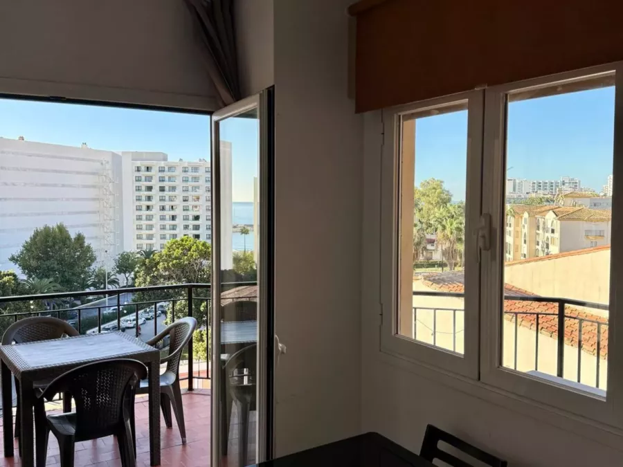 Appartement met toeristische vergunning en zeezicht in La Carihuela, Torremolinos in La Carihuela, Torremolinos